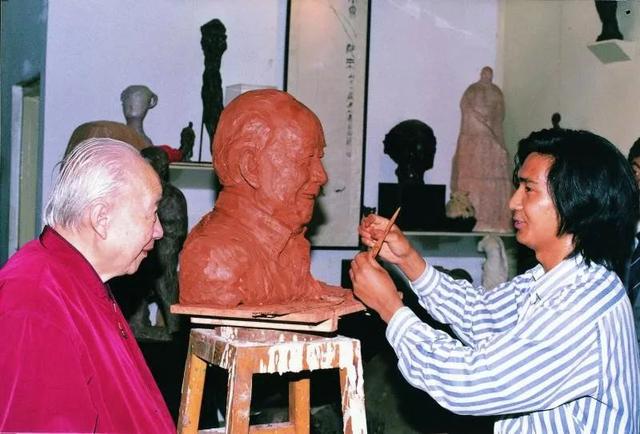 2002年5月,吳為山為時任全國政協(xié)副主席錢偉長塑像.jpg 2002年5月,吳為山為時任全國政協(xié)副主席錢偉長塑像.jpg