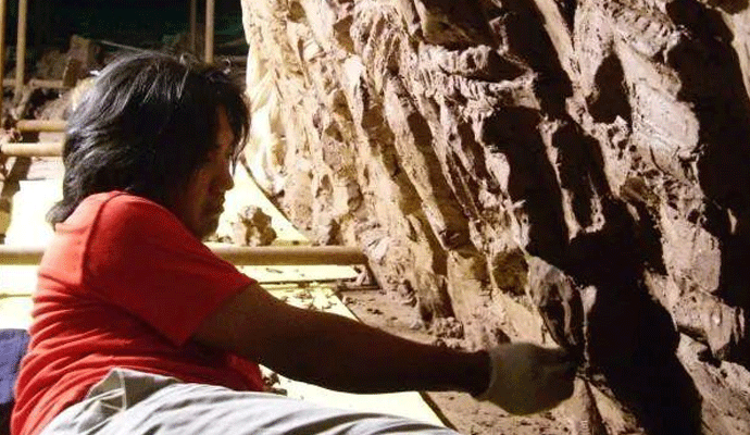 2007年夏日的一個深夜,吳為山在創(chuàng)作《侵華日軍南京大屠殺遇難同胞紀念館雕塑》.gif 2007年夏日的一個深夜,吳為山在創(chuàng)作《侵華日軍南京大屠殺遇難同胞紀念館雕塑》.gif